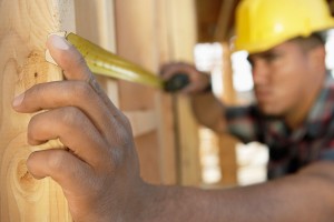 Jak oszczędzać na kosztach drewna do kominka?