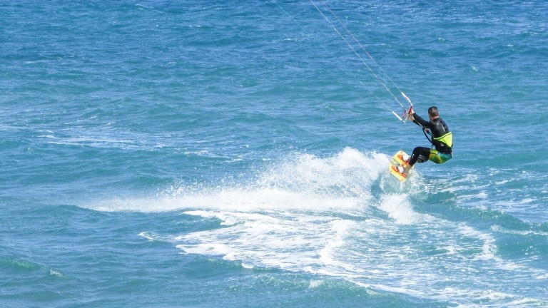 Szkoła kitesurfingu – kilka istotnych wzmianek