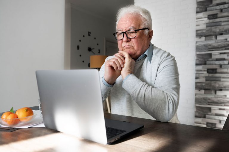 Jak wybrać idealny laptop dla Seniora? Praktyczny poradnik przed zakupem