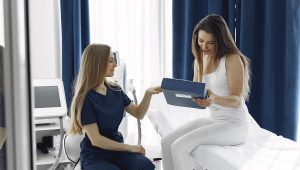 Jak wygląda pierwsza wizyta w gabinecie medycyny estetycznej?