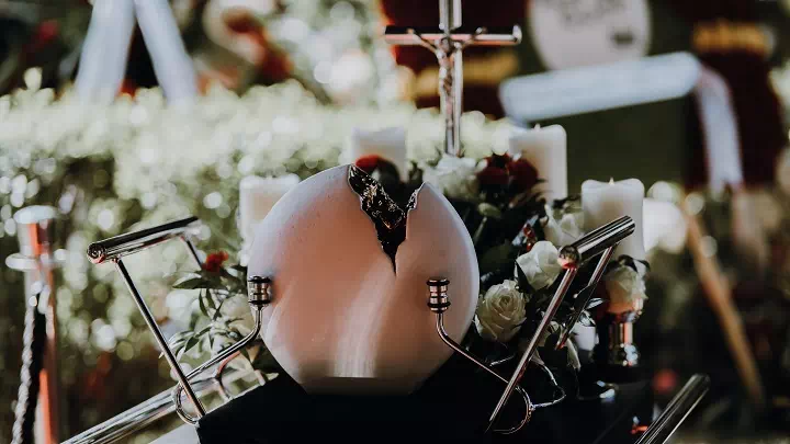 Pogrzeb tradycyjny czy urnowy? Pożegnanie powinno pozostać osobiste